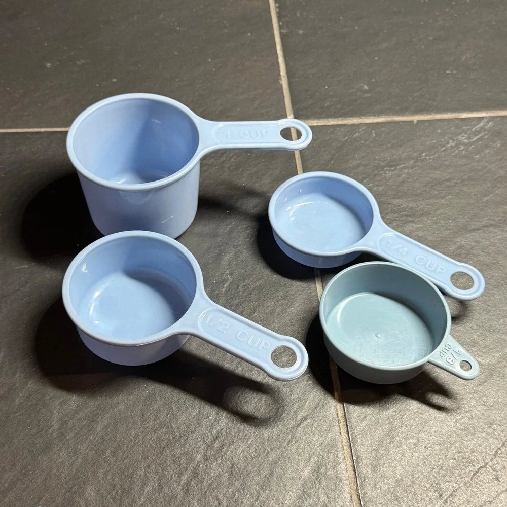 Vintage Rubbermaid and Arrow Blue Plastic Measuring Cup Set 4 Piece Mixed Lot